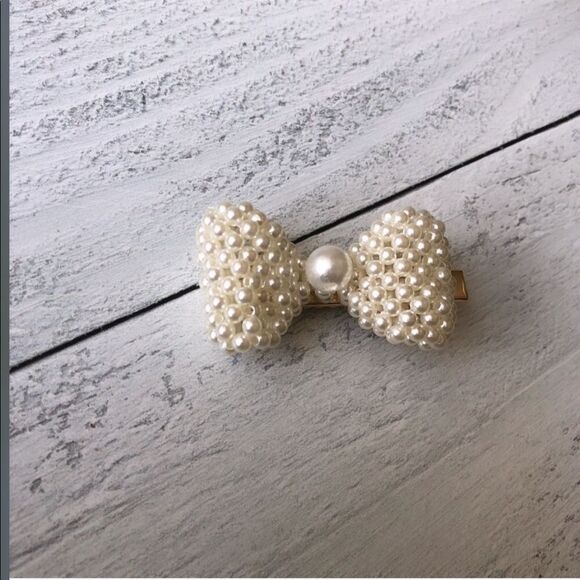 Accessories - Faux Pearl Jumbo Bow Hair Clip in Gold